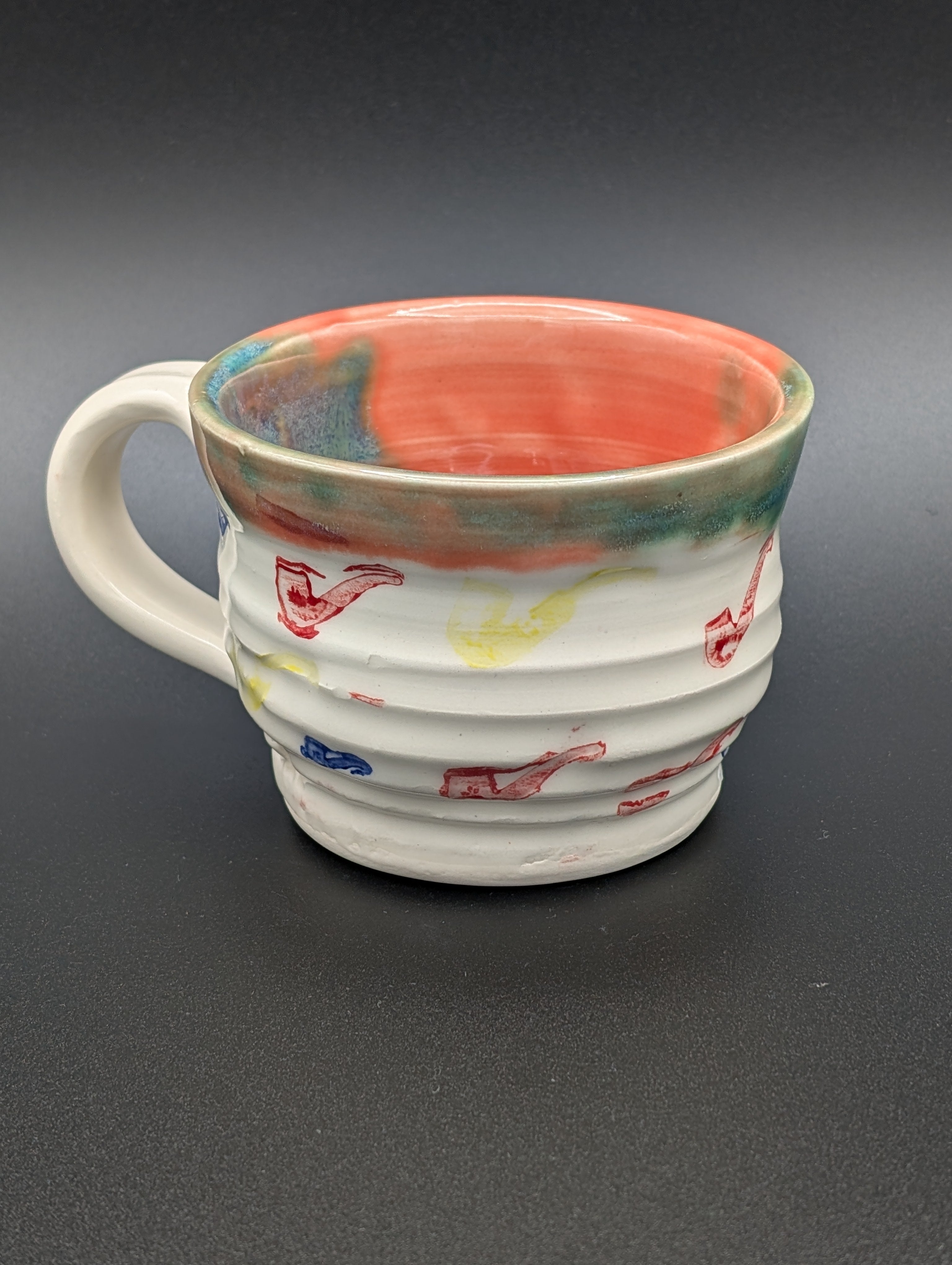 Mug Poppy throw rings colored pipes