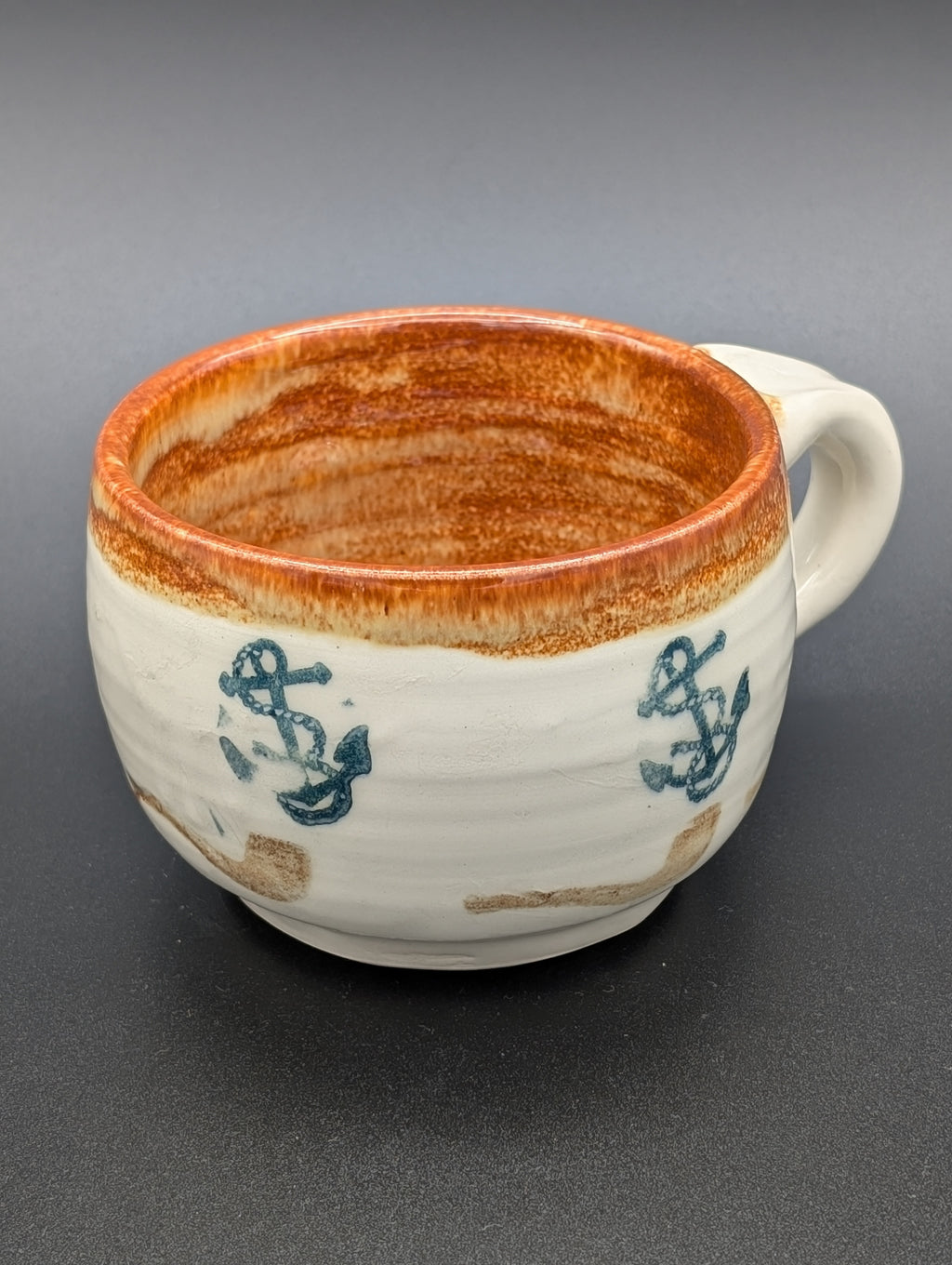 Mug Albany Slip brown anchors and pipes